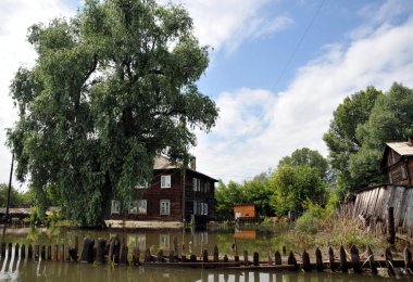  Sel. Nehri kıyılarından ortaya çıkan, Ob, kentin eteklerinde sular altında..