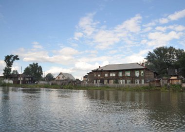  Sel. Nehri kıyılarından ortaya çıkan, Ob, kentin eteklerinde sular altında..