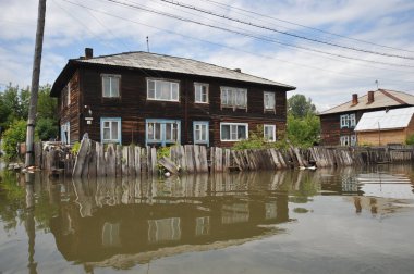  Sel. Nehri kıyılarından ortaya çıkan, Ob, kentin eteklerinde sular altında..