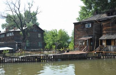  Sel. Nehri kıyılarından ortaya çıkan, Ob, kentin eteklerinde sular altında..