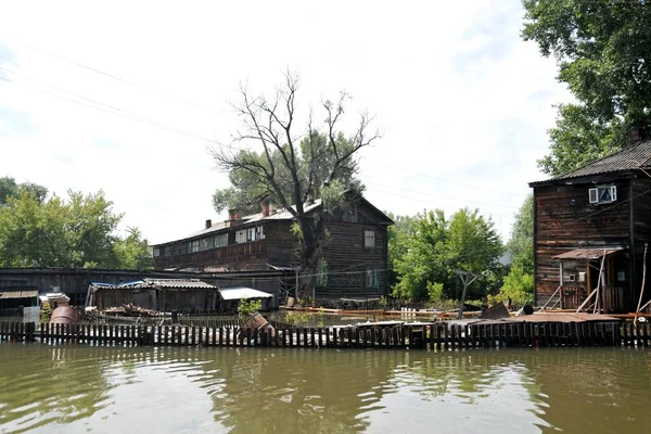  Sel. Nehri kıyılarından ortaya çıkan, Ob, kentin eteklerinde sular altında..
