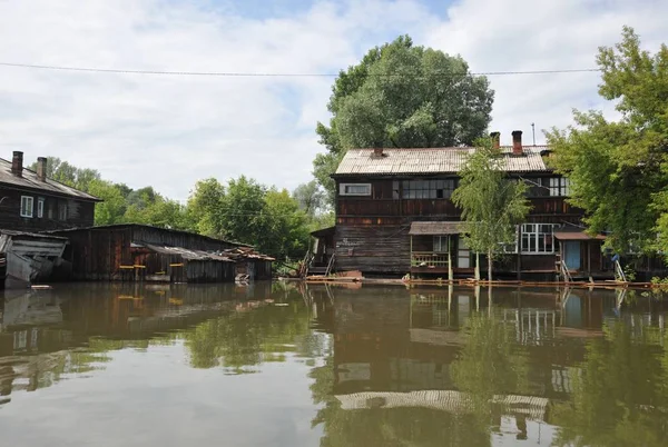  Sel. Nehri kıyılarından ortaya çıkan, Ob, kentin eteklerinde sular altında..
