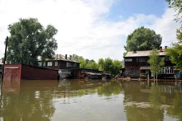  Sel. Nehri kıyılarından ortaya çıkan, Ob, kentin eteklerinde sular altında..