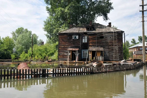 Inondation. La rivière Ob, qui émergeait des rives, inondait la périphérie de la ville . — Photo