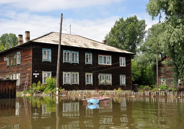 Sel. Nehri kıyılarından ortaya çıkan, Ob, kentin eteklerinde sular altında..