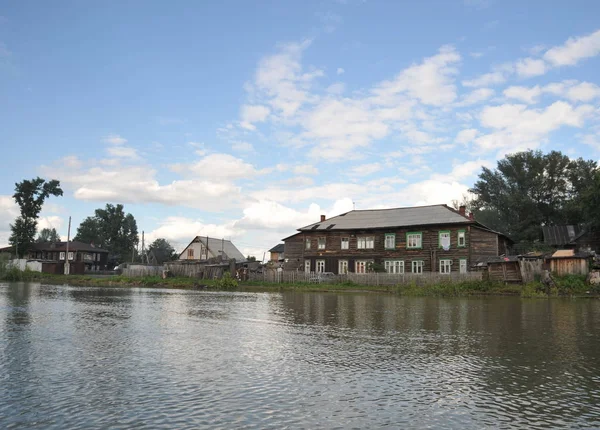  Sel. Nehri kıyılarından ortaya çıkan, Ob, kentin eteklerinde sular altında..