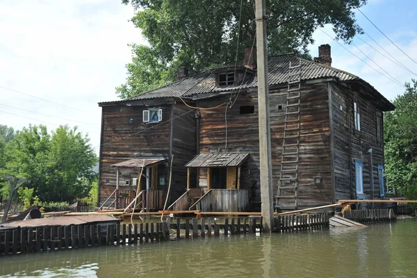  Sel. Nehri kıyılarından ortaya çıkan, Ob, kentin eteklerinde sular altında..