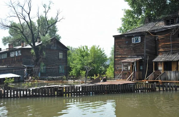  Sel. Nehri kıyılarından ortaya çıkan, Ob, kentin eteklerinde sular altında..