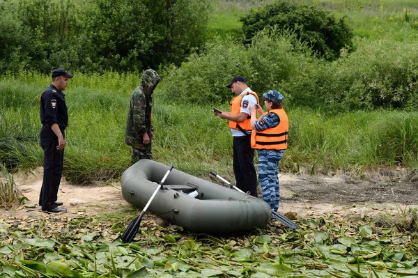 Gli agenti di polizia redigono un protocollo per l'uomo per bracconaggio sul fiume Oka . — Foto Stock