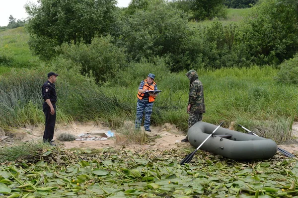 Αστυνομικοί καταρτίζει ένα πρωτόκολλο για τον άνθρωπο για λαθροθηρία στις όχθες του ποταμού οκά. — Φωτογραφία Αρχείου
