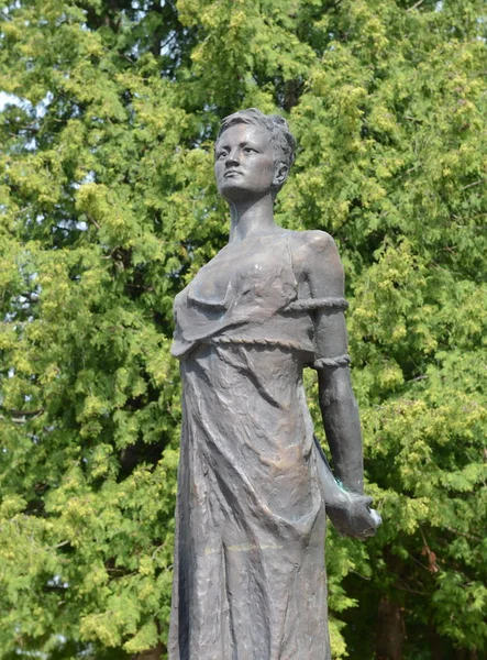 Monumento Zoya Kosmodemyanskaya. Partidario soviético y héroe de la Unión Soviética (otorgado póstumamente). Es una de las heroínas más veneradas de la Unión Soviética. —  Fotos de Stock