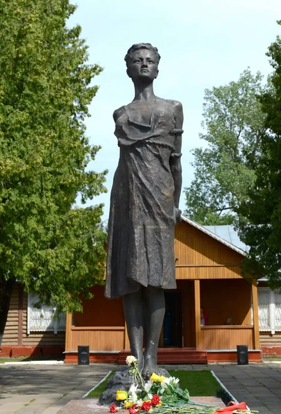  Anıt Zoya Kosmodemyanskaya. Sovyet partizan ve (ölümünden sonra layık) Sovyetler Birliği kahramanı. Sovyetler Birliği'nin en saygın kahramanlarından biri