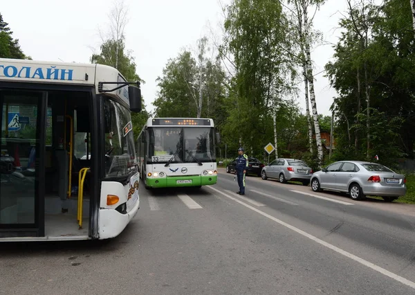 Inspecteur du service de patrouille routière au passage pour piétons . — Photo