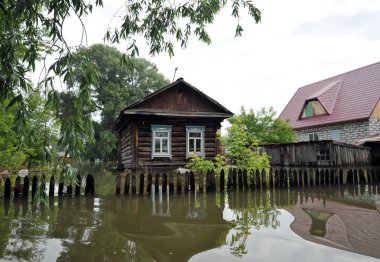 Sel. Nehri kıyılarından ortaya çıkan, Ob, kentin eteklerinde sular altında..