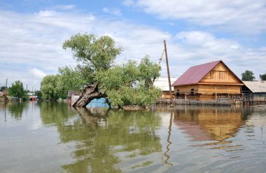 Sel. Nehri kıyılarından ortaya çıkan, Ob, kentin eteklerinde sular altında..
