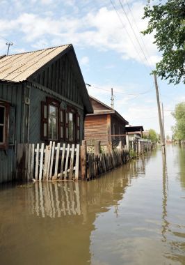 Sel. Nehri kıyılarından ortaya çıkan, Ob, kentin eteklerinde sular altında..