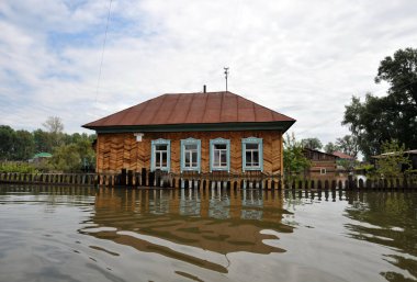 Sel. Nehri kıyılarından ortaya çıkan, Ob, kentin eteklerinde sular altında..
