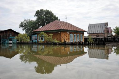 Sel. Nehri kıyılarından ortaya çıkan, Ob, kentin eteklerinde sular altında..