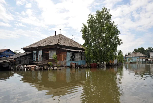 Sel. Nehri kıyılarından ortaya çıkan, Ob, kentin eteklerinde sular altında..