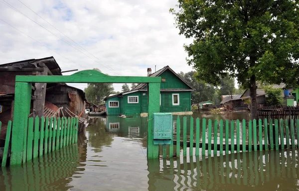 Inundación. El río Ob, que surgió de las orillas, inundó las afueras de la ciudad . — Foto de Stock