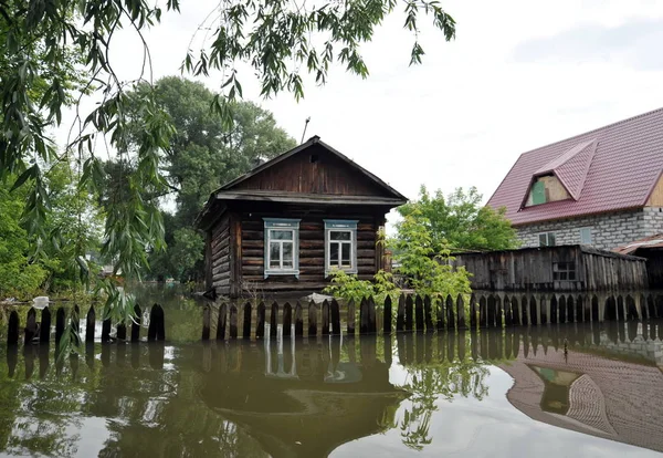 Sel. Nehri kıyılarından ortaya çıkan, Ob, kentin eteklerinde sular altında..
