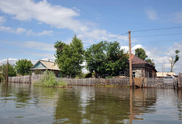 Sel. Nehri kıyılarından ortaya çıkan, Ob, kentin eteklerinde sular altında..