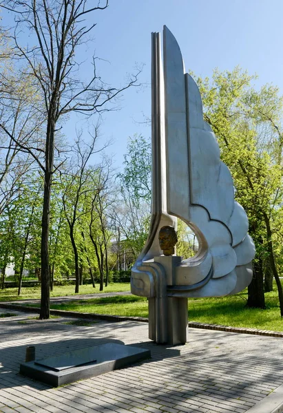 Памятник летчику Виктору Лецко в городском парке "Молодежь" Волгодонска . — стоковое фото