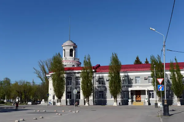 En av de första byggnaderna av staden av Volgodonsk är postkontoret på Lenin Street. — Stockfoto