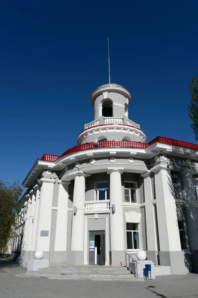 Volgodonsk の都市の最初の建物の 1 つはレーニン通り郵便局です。. — ストック写真