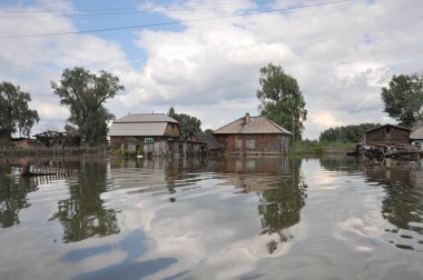 Sel. Nehri kıyılarından ortaya çıkan, Ob, kentin eteklerinde sular altında..