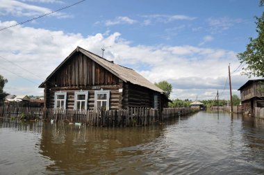 Sel. Nehri kıyılarından ortaya çıkan, Ob, kentin eteklerinde sular altında..