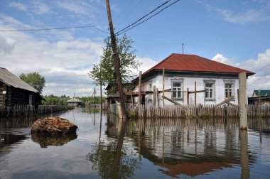 Sel. Nehri kıyılarından ortaya çıkan, Ob, kentin eteklerinde sular altında..