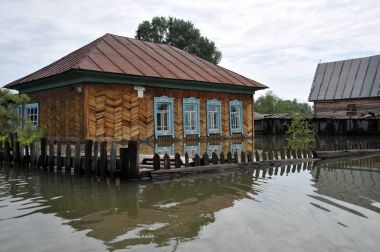 Sel. Nehri kıyılarından ortaya çıkan, Ob, kentin eteklerinde sular altında..