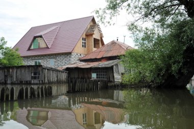 Sel. Nehri kıyılarından ortaya çıkan, Ob, kentin eteklerinde sular altında..