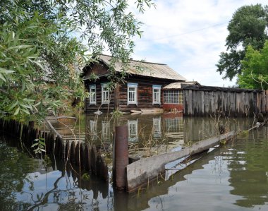 Sel. Nehri kıyılarından ortaya çıkan, Ob, kentin eteklerinde sular altında..