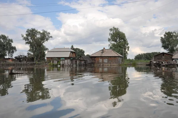 Sel. Nehri kıyılarından ortaya çıkan, Ob, kentin eteklerinde sular altında..