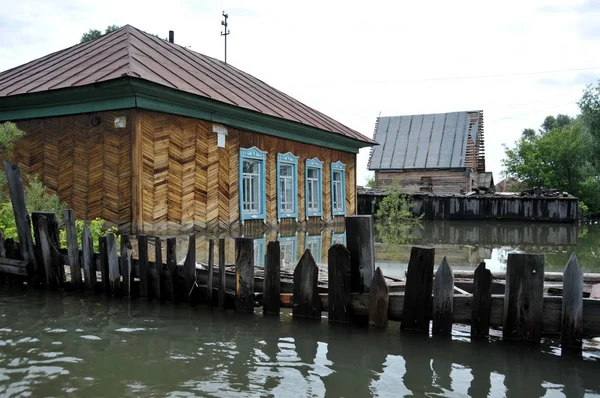 Sel. Nehri kıyılarından ortaya çıkan, Ob, kentin eteklerinde sular altında..