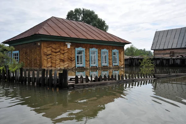 Sel. Nehri kıyılarından ortaya çıkan, Ob, kentin eteklerinde sular altında..