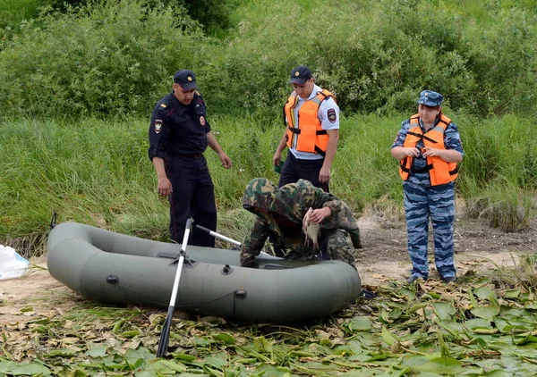  Polis memuru bir protokol hazırlamam için adamı Oka Nehri üzerinde kaçak avcılık için Çiz.