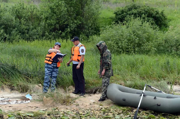  Polis memuru bir protokol hazırlamam için adamı Oka Nehri üzerinde kaçak avcılık için Çiz.