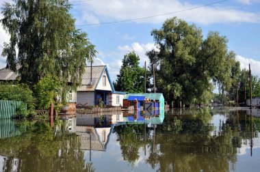  Sel. Nehri kıyılarından ortaya çıkan, Ob, kentin eteklerinde sular altında..