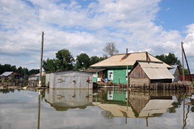  Sel. Nehri kıyılarından ortaya çıkan, Ob, kentin eteklerinde sular altında..