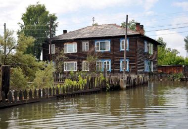  Sel. Nehri kıyılarından ortaya çıkan, Ob, kentin eteklerinde sular altında..