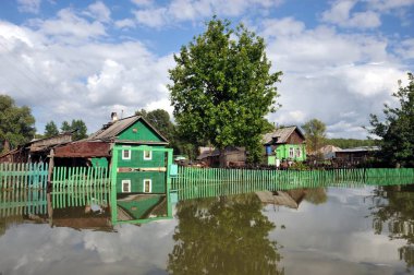  Sel. Nehri kıyılarından ortaya çıkan, Ob, kentin eteklerinde sular altında..