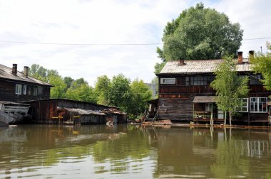  Sel. Nehri kıyılarından ortaya çıkan, Ob, kentin eteklerinde sular altında..