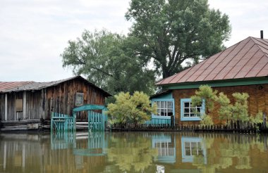  Sel. Nehri kıyılarından ortaya çıkan, Ob, kentin eteklerinde sular altında..