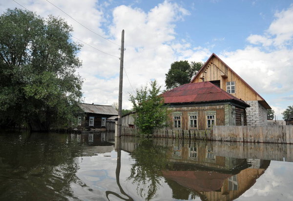  Flood. The river Ob, which emerged from the shores, flooded the outskirts of the city.