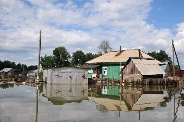  Sel. Nehri kıyılarından ortaya çıkan, Ob, kentin eteklerinde sular altında..