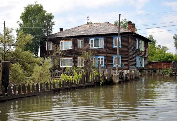  Sel. Nehri kıyılarından ortaya çıkan, Ob, kentin eteklerinde sular altında..