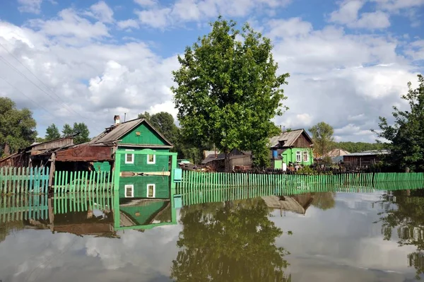  Sel. Nehri kıyılarından ortaya çıkan, Ob, kentin eteklerinde sular altında..